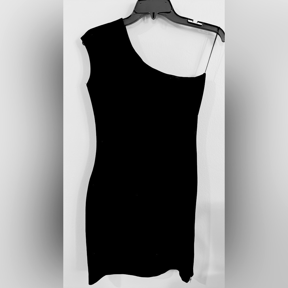 ZARA Classic black dress size 2 cocktail Dress .   Side Zip at hem design.